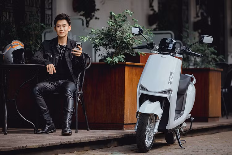 Vỏ ngoài của ắc-quy Graphene trên xe BuyE sử dụng nhựa ABS tăng cường nano đặc biệt, giúp ắc-quy chịu được nhiệt độ cao, chống va đập, chống rò rỉ, bảo vệ tuổi thọ ắc-quy gấp 3 - 4 lần so với ắc-quy thông thường. Xe được trang bị hệ thống đèn LED toàn xe, mang đến hiệu năng chiếu sáng tốt và tăng tính thẩm mỹ hơn so với đèn halogen truyền thống. 