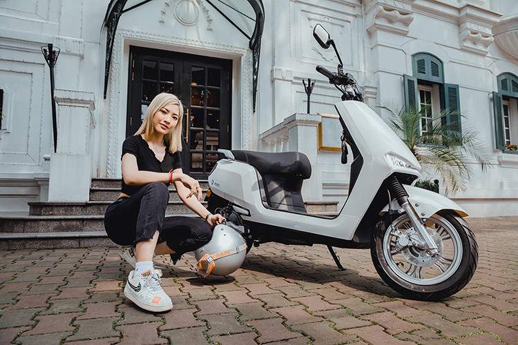 BuyE đạt mức tiêu thụ điện chỉ 2,6kw.h/100km, xe sử dụng ắc-quy Graphene là công nghệ độc quyền trên nhiều dòng xe điện YADEA thế hệ mới. Điểm đặc biệt của ắc-quy này là việc áp dụng vật liệu graphene vào siêu tụ điện – một phát minh đột phá của thế kỷ 21. Graphene với diện tích lớn nhưng trọng lượng nhẹ, giúp nâng cao hiệu suất sạc điện, dẫn điện gấp 13 lần so với vật liệu đồng, khả năng lưu trữ điện cao, tuổi thọ ắc-quy kéo dài tới 1300 lần sạc.