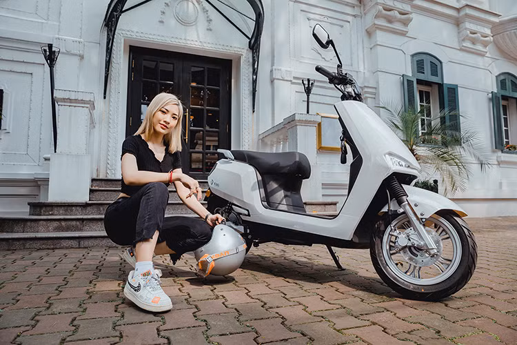 BuyE đạt mức tiêu thụ điện chỉ 2,6kw.h/100km, xe sử dụng ắc-quy Graphene là công nghệ độc quyền trên nhiều dòng xe điện YADEA thế hệ mới. Điểm đặc biệt của ắc-quy này là việc áp dụng vật liệu graphene vào siêu tụ điện – một phát minh đột phá của thế kỷ 21. Graphene với diện tích lớn nhưng trọng lượng nhẹ, giúp nâng cao hiệu suất sạc điện, dẫn điện gấp 13 lần so với vật liệu đồng, khả năng lưu trữ điện cao, tuổi thọ ắc-quy kéo dài tới 1300 lần sạc.