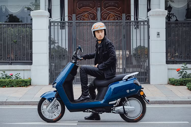 YADEA BuyE 2020 mới có kích thước tổng thể gọn gàng 1.850 x 740 x 1.130 mm (dài x rộng x cao). Vỏ xe sử dụng nhựa ABS cao cấp có độ dày và độ bền cao, cùng sơn Becker Thụy Điển với quá trình sơn PU 9 lớp cho bề mặt bóng đẹp, ba năm vẫn như mới.