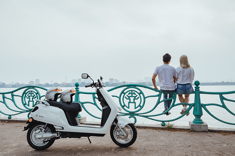 Hệ thống treo với giảm xóc khí nén dạng ống lồng cho cả bánh trước và bánh sau với độ đàn hồi đã được YADEA nghiên cứu kỹ để phù hợp với cân nặng của người Việt Nam. Từ đó mang đến sự tự tin khi đi qua nhiều loại địa hình trong thành phố, thị trấn. Ngoài ra, xe còn được trang bị màn hình LCD âm bản, hiển thị rõ nét các thông số cần thiết như: vận tốc, lượng pin, quãng đường ODO. 