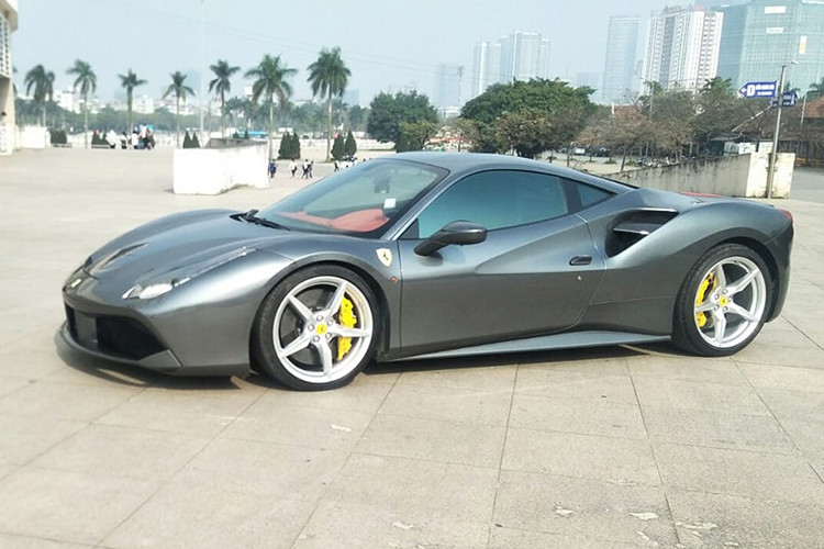 Theo quan sát, dù đã trải qua khá nhiều đời chủ nhưng chiếc Ferrari 488 GTB đời 2016 đang được chào bán ở Hà Nội này mới chỉ chạy quãng đường 9.000 miles, tương đương hơn 12.000 km. Do vậy, chất lượng nội/ngoại thất của xe vẫn còn nguyên bản và rất mới.