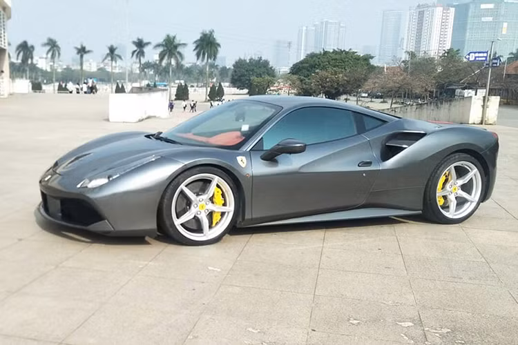 Theo quan sát, dù đã trải qua khá nhiều đời chủ nhưng chiếc Ferrari 488 GTB đời 2016 đang được chào bán ở Hà Nội này mới chỉ chạy quãng đường 9.000 miles, tương đương hơn 12.000 km. Do vậy, chất lượng nội/ngoại thất của xe vẫn còn nguyên bản và rất mới.