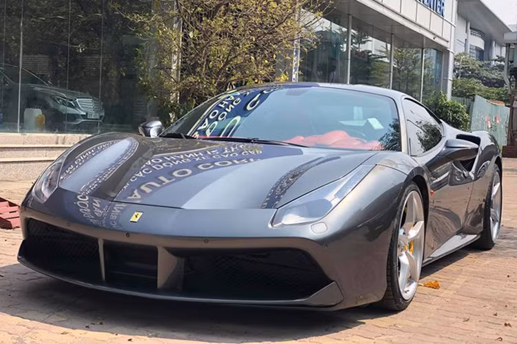 Ferrari 488 GTB ra mắt lần đầu tiên tại triển lãm Geneva và thu hút rất nhiều sự chú ý của giới truyền thông cũng như các khách hàng tiềm năng. Về thiết kế, Ferrari 488 GTB có ngoại hình khỏe khoắn và gọt bỏ bớt những đường cong mềm mại như 458 Italia. Thay vào đó là những nét cắt thẳng đứng đầy góc cạnh.
