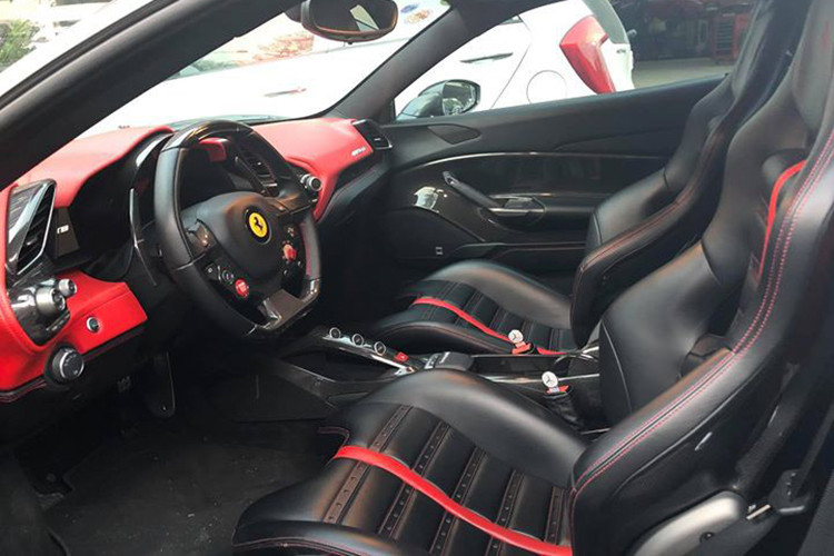 Đối lập với bộ áo màu xám, chiếc siêu xe Ferrari 488 GTB này có nội thất màu đỏ cùng các chi tiết khác bằng sợi carbon để tạo điểm nhấn. Hệ thống giải trí mới Digital Audio Broadcasting (DAB) kết hợp cùng ứng dụng Apple CarPlay, hệ thống âm thanh cao cấp của JBL-Harman gồm 12 loa có công suất 1.280 Watt...