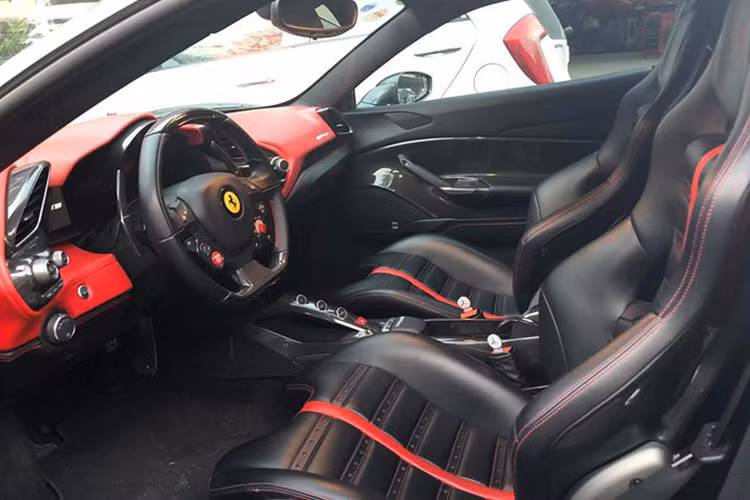 Đối lập với bộ áo màu xám, chiếc siêu xe Ferrari 488 GTB này có nội thất màu đỏ cùng các chi tiết khác bằng sợi carbon để tạo điểm nhấn. Hệ thống giải trí mới Digital Audio Broadcasting (DAB) kết hợp cùng ứng dụng Apple CarPlay, hệ thống âm thanh cao cấp của JBL-Harman gồm 12 loa có công suất 1.280 Watt...