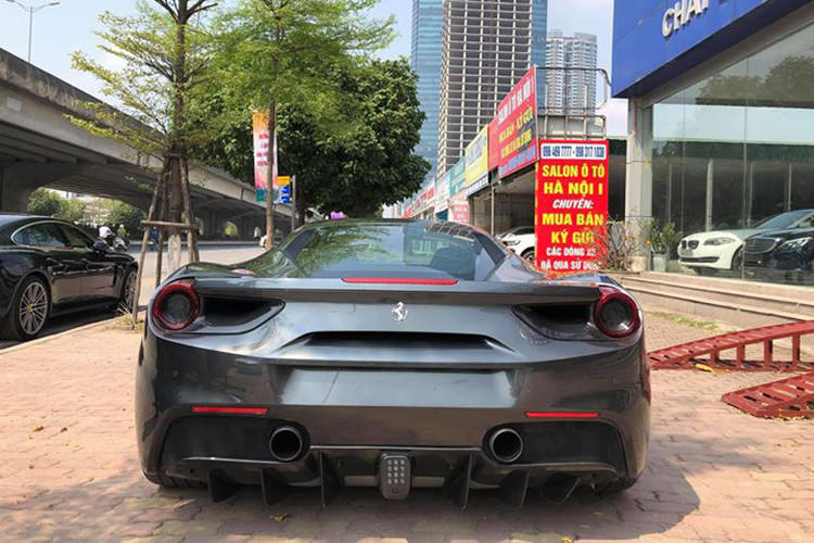 Cản trước xe được chia làm 3 khoang riêng biệt và có thiết kế theo hình hộp vuông vức tương tự siêu phẩm triệu đô Ferrari LaFerrari. Đuôi xe nổi bật với bộ cản va sau thiết kể thể thao cùng điểm nhấn là đèn phanh dạng LED 12 bóng nằm giữa, bên dưới là cặp ống xả tròn đặt đối xứng. Một số chi tiết ốp carbon như khe khuếch tán phía sau và nẹp hông.