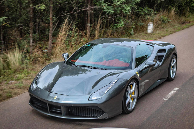 Tại thị trường Việt Nam khi mới được đưa về, giá xe Ferrari 488 GTB lên tới 15 tỷ đồng nếu ra biển trắng. Sau một thời gian sử dụng, siêu xe này hiện đang được chào bán chỉ 7,3 tỷ đồng, ngang tầm giá với một chiếc Mercedes Maybach S450 chính hãng. Đây được xem là một mức giá khá hời cho các tay chơi siêu xe.