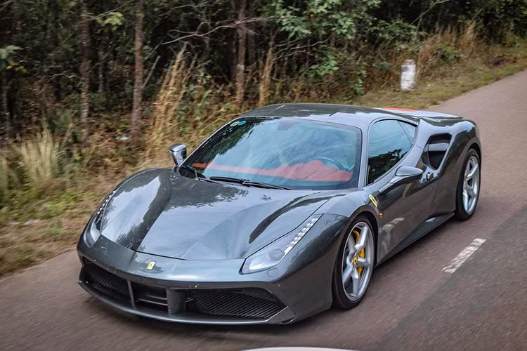 Tại thị trường Việt Nam khi mới được đưa về, giá xe Ferrari 488 GTB lên tới 15 tỷ đồng nếu ra biển trắng. Sau một thời gian sử dụng, siêu xe này hiện đang được chào bán chỉ 7,3 tỷ đồng, ngang tầm giá với một chiếc Mercedes Maybach S450 chính hãng. Đây được xem là một mức giá khá hời cho các tay chơi siêu xe.