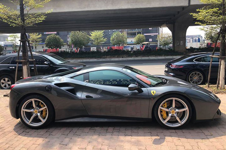 Được biết, chiếc Ferrari 488 GTB màu xám trong bài viết này từng thuộc sở hữu của Cường Đô la là 1 trong 3 chiếc đầu tiên cập bến Việt Nam, xe được nhập về nước từ tháng 2/2016. Xe sở hữu kích thước tổng thể dài x rộng x cao lần lượt là 4.568 x 1.952 x 1.211 (mm).