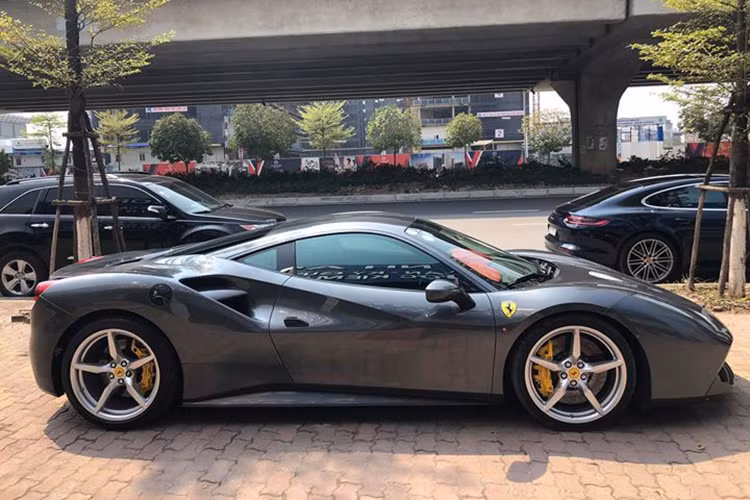 Được biết, chiếc Ferrari 488 GTB màu xám trong bài viết này từng thuộc sở hữu của Cường Đô la là 1 trong 3 chiếc đầu tiên cập bến Việt Nam, xe được nhập về nước từ tháng 2/2016. Xe sở hữu kích thước tổng thể dài x rộng x cao lần lượt là 4.568 x 1.952 x 1.211 (mm).