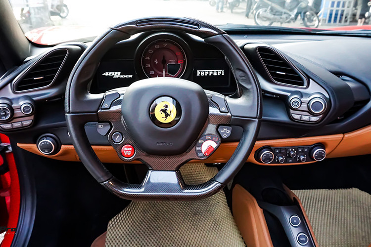 Ferrari 488 GTB sử dụng động cơ V8, tăng áp kép, dung tích 3.9 lít, sản sinh công suất tối đa 661 mã lực tại vòng tua máy 8.000 vòng/phút và mô-men xoắn cực đại 760 Nm tại 3.000 vòng/phút. Kết hợp cùng hộp số ly hợp kép 7 tốc độ, siêu xe này mất khoảng 3 giây để tăng tốc lên 100 km/h từ vị trí xuất phát. Vận tốc tối đa 330 km/h.
