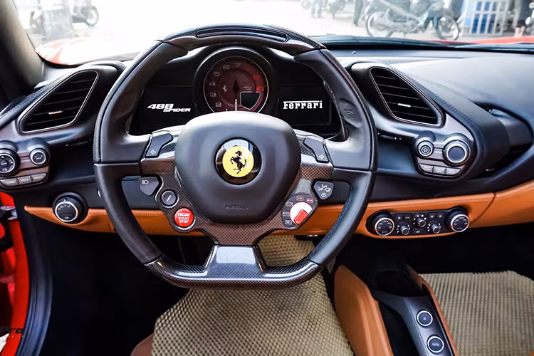 Ferrari 488 GTB sử dụng động cơ V8, tăng áp kép, dung tích 3.9 lít, sản sinh công suất tối đa 661 mã lực tại vòng tua máy 8.000 vòng/phút và mô-men xoắn cực đại 760 Nm tại 3.000 vòng/phút. Kết hợp cùng hộp số ly hợp kép 7 tốc độ, siêu xe này mất khoảng 3 giây để tăng tốc lên 100 km/h từ vị trí xuất phát. Vận tốc tối đa 330 km/h.