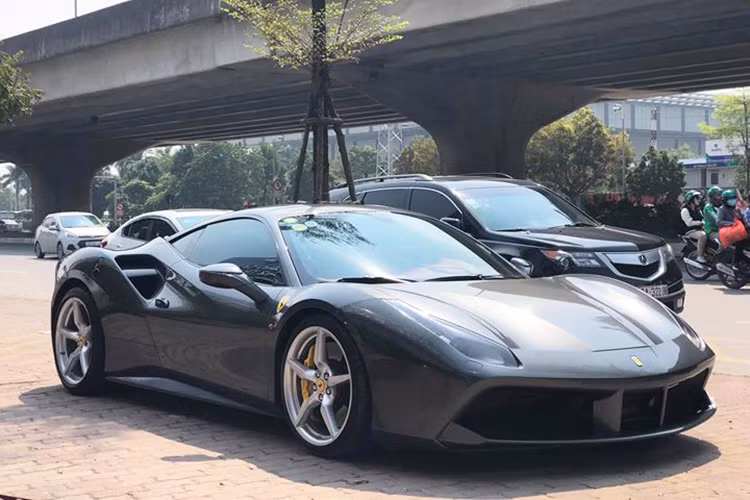 Mới đây, thị trường xe cũ bất ngờ xôn xao khi xuất hiện chiếc siêu xe Ferrari 488 GTB rao bán ở Hà Nội. Đáng chú ý là mức giá mà chủ xe đưa ra chỉ khoảng 7,3 tỷ đồng ( thậm chí còn rẻ hơn nếu có người lấy sớm). Lai lịch của chiếc xe cũng là yếu tố được bàn tán, vì đây nó từng có thời gian ngắn thuộc sở hữu của đại gia siêu xe Cường Đô la.