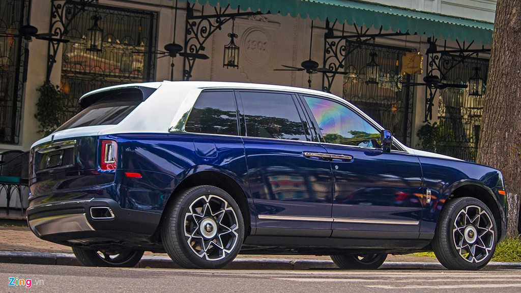 Rolls-Royce Cullinan sở hữu động cơ tăng áp kép V12 6.75L, sản sinh công suất 571 mã lực và mô-men xoắn cực đại 850 Nm. Xe được trang bị hộp số tự động 8 cấp và hệ dẫn động 4 bánh.