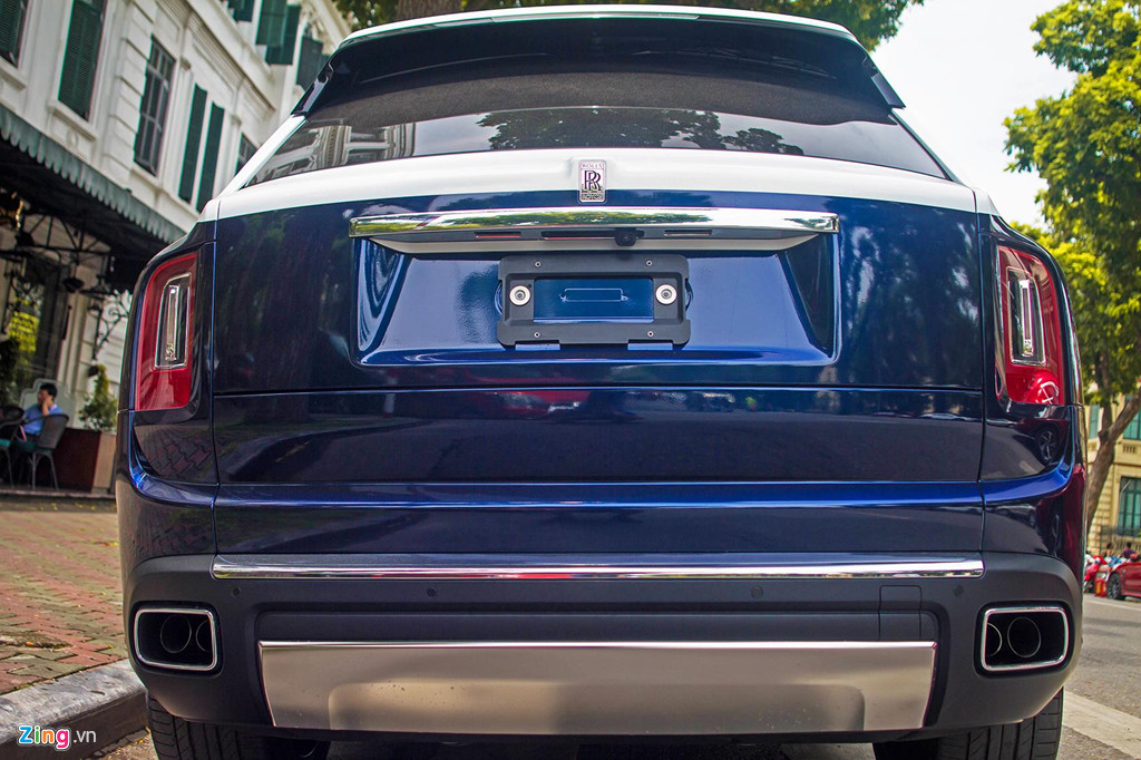 Ngoài việc mang đến vẻ ngoài mới, ngoại hình 2 tone màu còn giúp chiếc Cullinan trông sang trọng hơn. Đối với hãng xe siêu sang Rolls-Royce hay Bentley, ngoại thất 2 tone màu là một tùy chọn đắt giá.