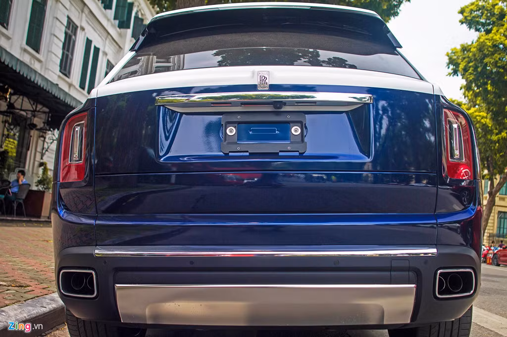 Ngoài việc mang đến vẻ ngoài mới, ngoại hình 2 tone màu còn giúp chiếc Cullinan trông sang trọng hơn. Đối với hãng xe siêu sang Rolls-Royce hay Bentley, ngoại thất 2 tone màu là một tùy chọn đắt giá.