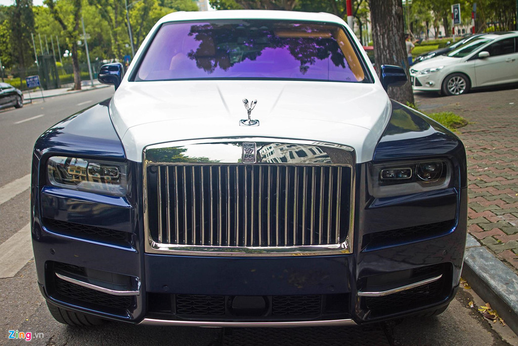 Không lâu sau, chiếc xe được chuyển sang màu xanh dương đậm, trong khi nắp ca-pô và mui xe màu trắng. Nhờ đổi màu mới, chiếc xe trở nên nổi bật hơn với 2 tone màu tương phản rõ rệt.