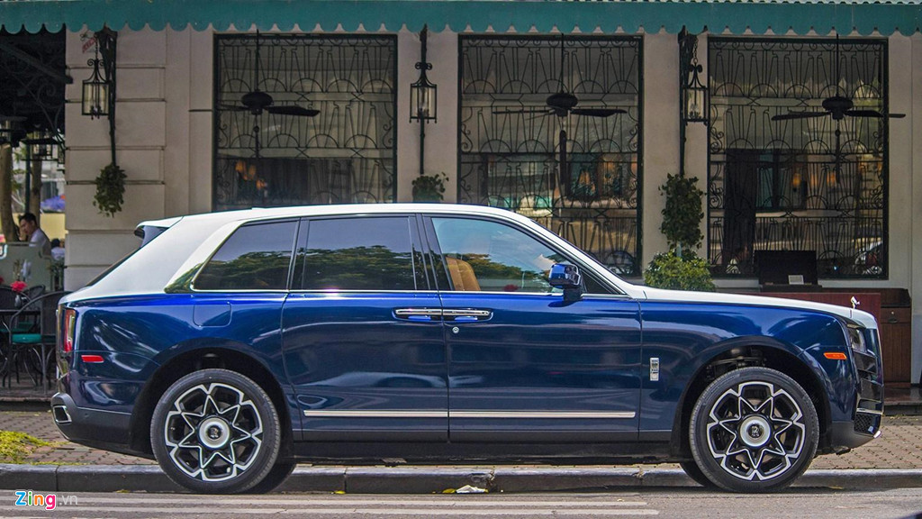 Đáng chú ý không kém là bộ vành hoàn toàn mới. Bộ vành vẫn gắn logo Rolls-Royce ở trục cốt bánh nên khả năng cao đây là bộ vành độ chính hãng.