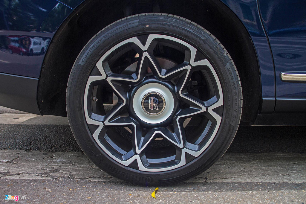 Ngoài màu sơn và bộ vành, các bộ phận còn lại của xe vẫn trong tình trạng nguyên bản.