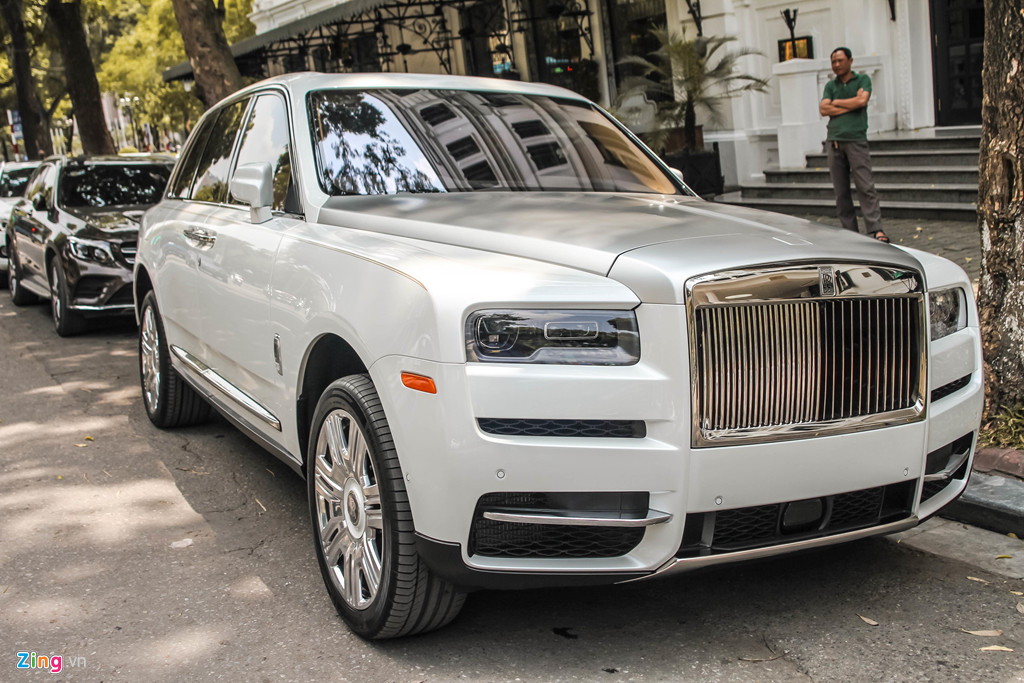 Ở thời điểm mới cập cảng Việt Nam, gía xe Rolls-Royce Cullinan này được đồn đoán có lên đến 45 tỷ do được nhập qua đại lý tư nhân. Hiện nay, các đại gia Việt đã mang về 4 chiếc Cullinan nhưng đây là chiếc lột xác nhiều nhất. Cả 4 chiếc Cullinan đều được nhập khẩu bởi các đại lý tư nhân tại Hà Nội.