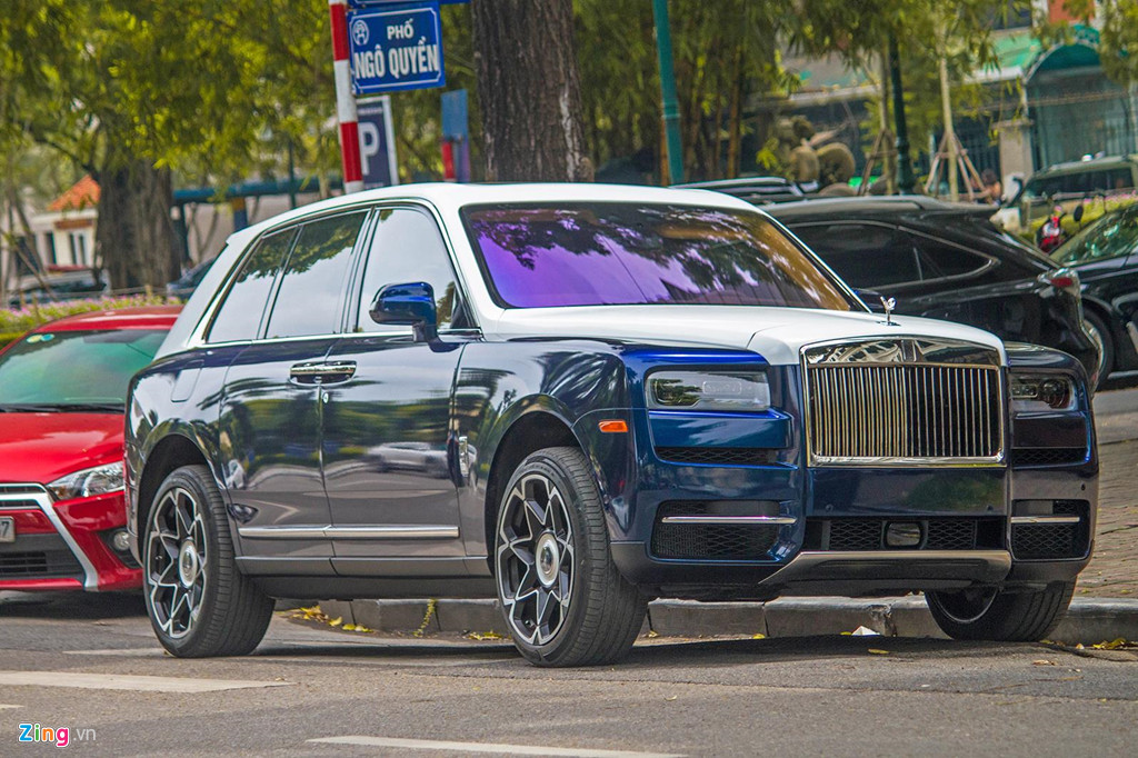 Sau một tháng về tay chủ nhân, chiếc SUV siêu sang Rolls-Royce Cullinan đầu tiên cập bến Việt Nam được lột xác táo bạo ở ngoại hình. Nguyên bản, xe sở hữu màu sơn trắng đi kèm đường coachline màu vàng chạy dọc hai bên sườn xe.