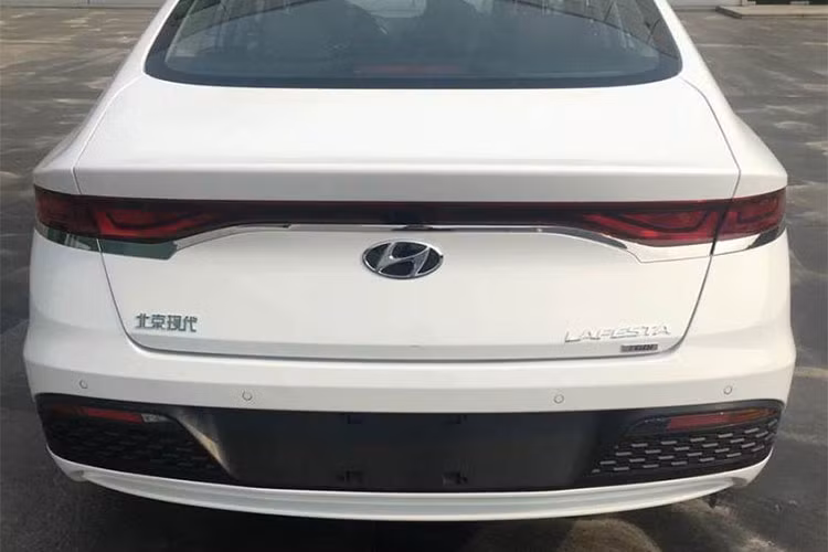 Trong tiếng Ý, Lafesta có nghĩa là lễ hội và hãng xe ôtô Hàn Quốc đưa triết lý thiết kế “thể thao gợi cảm” của thương hiệu Hyundai lên mẫu xe mới này. Trong khi đó, đối với liên doanh Beijing - Hyundai tại Trung Quốc, Lafesta lại được đánh giá như mẫu sedan thể thao hiệu suất cao, nhắm đến những khách hàng trẻ tuổi.