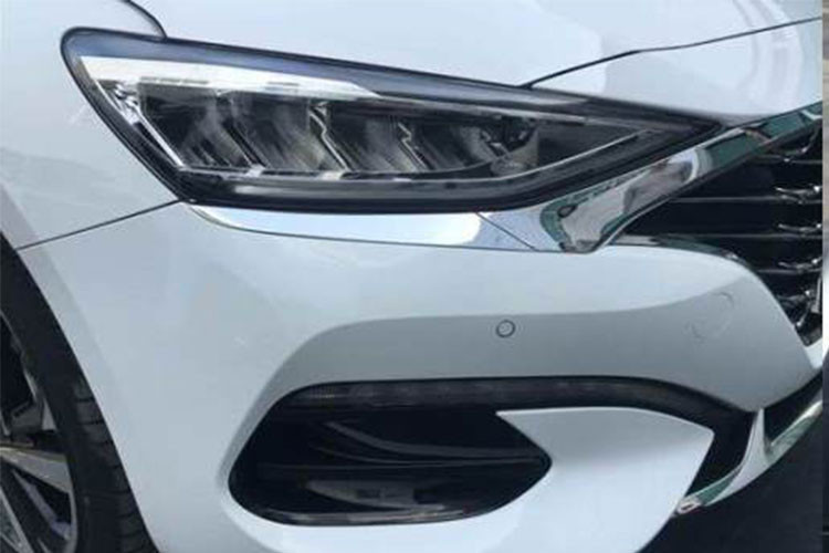 Được phát triển dựa trên khung gầm của Elantra, Hyundai Lafesta 2019 sở hữu chiều dài tổng thể 4.660 mm, rộng 1.790 mm, cao 1.425 mm và chiều dài cơ sở 2.700 mm. So với Elantra, Hyundai Lafesta 2019 rộng hơn 10 mm. Ngoài ra, Hyundai Lafesta 2019 còn được định vị giữa Elantra và Sonata tại thị trường Trung Quốc.