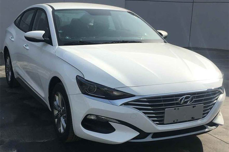 Tại triển lãm ôtô Bắc Kinh 2018 diễn ra vào tháng 4 vừa qua, Hyundai đã vén màn mẫu sedan Lafesta hoàn toàn mới. Mẫu xe này được đánh giá là sẽ cạnh tranh với Honda Civic tại thị trường Trung Quốc. Mới đây, những hình ảnh của Hyundai Lafesta 2019 bản thương mại cũng đã lộ diện.