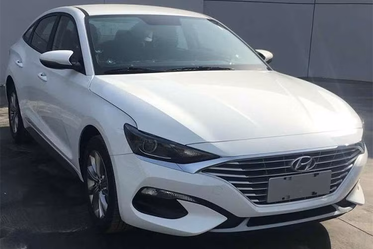 Tại triển lãm ôtô Bắc Kinh 2018 diễn ra vào tháng 4 vừa qua, Hyundai đã vén màn mẫu sedan Lafesta hoàn toàn mới. Mẫu xe này được đánh giá là sẽ cạnh tranh với Honda Civic tại thị trường Trung Quốc. Mới đây, những hình ảnh của Hyundai Lafesta 2019 bản thương mại cũng đã lộ diện.