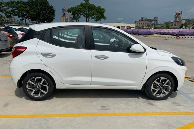 Hyundai Grand i10 hoàn toàn mới đã được bán ra từ năm 2019 tại một số thị trường lớn và cũng được khách hàng Việt Nam đặc biệt quan tâm. Mới đây, sau những hình ảnh được lan truyền trang mạng khi Hyundai Grand i10 2021 mới xuất hiện trên xe chuyên dụng và các đại lý càng khẳng định nó sẽ được trình làng tại Việt Nam trong tháng 8 này.