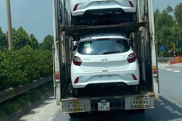 Phiên bản Hyundai Grand i10 2021 sắp ra mắt tại thị trường Việt Nam vẫn sẽ có 2 phiên bản là hatchback và sedan. Xe có kích thước dài x rộng x cao là 3.805 x 1.608 x 1.520 mm và chiều dài cơ sở 2.405 mm, dài hơn phiên bản cũ 85 mm. Trên trụ C có thêm logo G-i10 được ốp sau cửa, ngoài ra, ăng ten đã chuyển sang dạng vây cá.