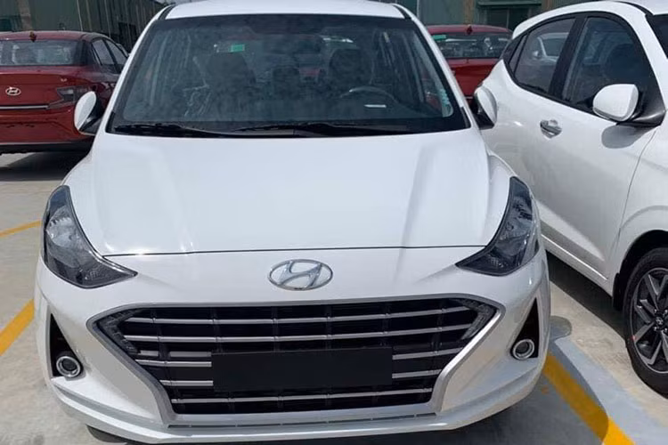 Về tổng thể, thiết kế của xe Hyundai Grand i10 2021 được làm lại khá nhiều, phần đèn xe được thiết kế mới sắc cạnh hơn, dải LED định vị ban ngày kéo từ ngoài vào trong, nắp capo gọn gàng hơn, lưới tản nhiệt dạng "Cascading Grill" vẫn là chi tiết đặc trưng và có thêm 2 đèn LED dạng chữ C ở góc, cản dưới đèn sương mù dạng hình tròn đặt trong hốc gió giả.