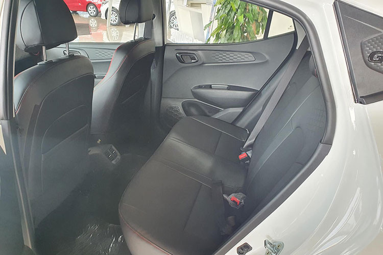 Hyundai Grand i10 2021 tại thị trường quốc tế có tùy chọn động cơ xăng 1.0L tăng áp và động cơ diesel 1.2L. Dù vậy, khả năng Hyundai Thành Công bổ sung các phiên bản này là rất thấp, người tiêu dùng Việt Nam có lẽ vẫn sẽ chỉ có thể lựa chọn động cơ xăng 1.0L 3 xy-lanh hoặc 1.2L 4 xy-lanh.