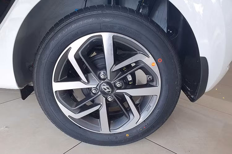 Ở bên hông xe được làm đơn giản, tay nắm cửa mạ chrome, gương chiếu hậu tích hợp xi nhan chỉnh điện, la zăng hợp kim 15 inch cắt dạng kim cương. Phía sau xe cũng được tinh chỉnh khá nhiều, cặp đèn hậu dạng LED được bo tròn, xe có thêm cánh gió kèm đèn phanh trên cao, ở cửa sau có 1 dải chrome kéo dài.