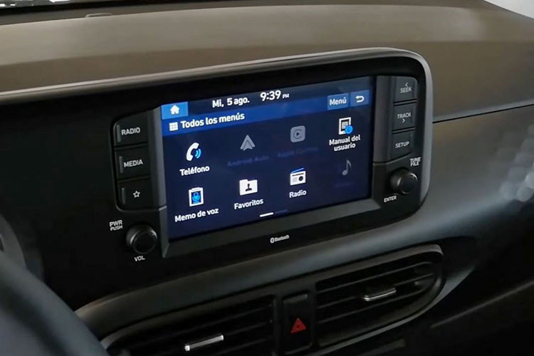 Tại một số thị trường, Hyundai Grand i10 2021 sở hữu hàng loạt trang bị an toàn tân tiến gồm Hỗ trợ đánh lái tiền va chạm, hỗ trợ giữ làn đường, đèn pha thông minh, cảnh báo người lái mất tập trung, cảnh báo tốc độ giới hạn thuộc gói công nghệ Hyundai SmartSense. Tuy nhiên, khi bán tại Việt Nam, những trang bị này bị cắt giảm để giảm giá thành.