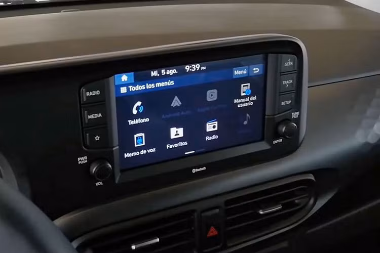 Tại một số thị trường, Hyundai Grand i10 2021 sở hữu hàng loạt trang bị an toàn tân tiến gồm Hỗ trợ đánh lái tiền va chạm, hỗ trợ giữ làn đường, đèn pha thông minh, cảnh báo người lái mất tập trung, cảnh báo tốc độ giới hạn thuộc gói công nghệ Hyundai SmartSense. Tuy nhiên, khi bán tại Việt Nam, những trang bị này bị cắt giảm để giảm giá thành.