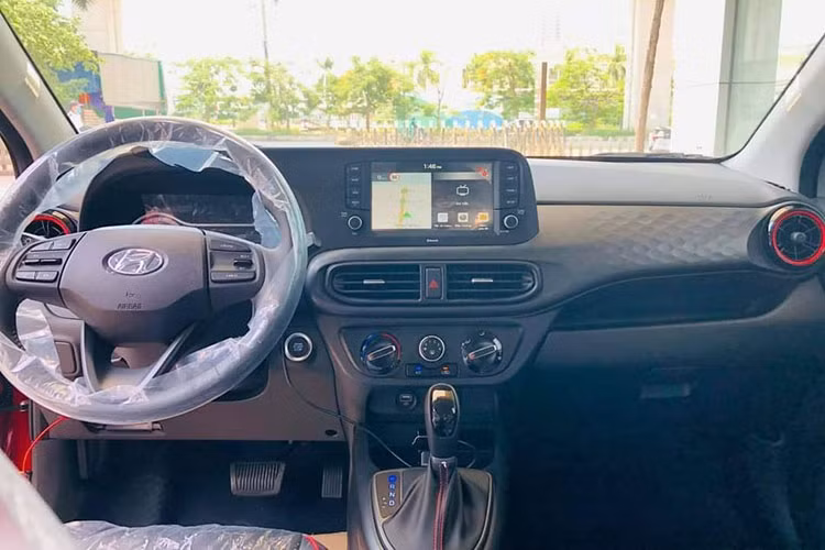 Nội thất của xe nhiều khả năng là dạng nỉ và với thiết kế rộng hơn, không gian bên trong được cho là sẽ thoải mái hơn trước. Xe trang bị hệ thống giải trí với màn hình cảm ứng 8 inch tích hợp Apple Carplay và Android Auto, điều hoà tự động đi kèm cửa gió hàng ghế sau, camera lùi.