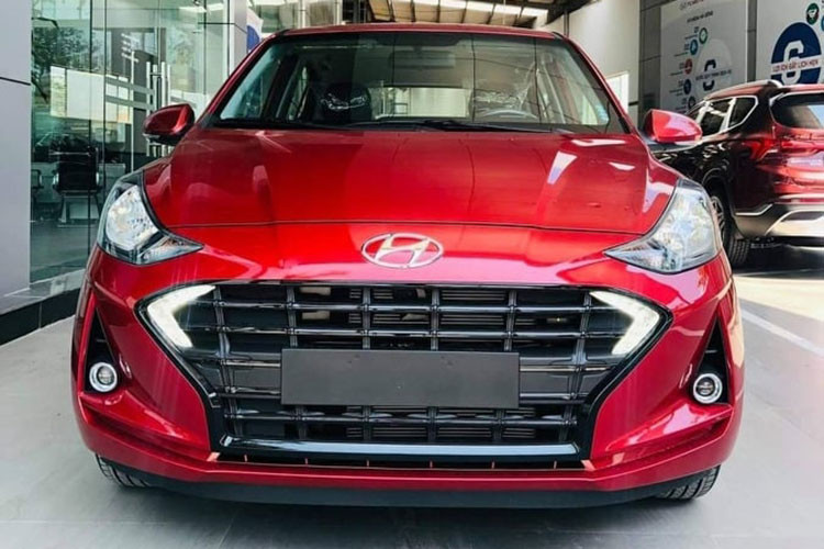 Hyundai Grand i10 2021 thuộc thế hệ thứ 3, trong khi bản đang bán tại Việt Nam thuộc thế hệ thứ 2, ra mắt lần đầu tiên vào cuối năm 2013. Sau gần 7 năm, đây là thời điểm hợp lý để TC Motor giới thiệu phiên bản mới, trong bối cảnh Grand i10 đã mất vị trí dẫn đầu phân khúc vào tay VinFast Fadil. Trong 6 tháng đầu năm, Grand i10 chỉ đạt mức tiêu thụ 6.347 xe, thấp hơn đáng kể so với thành tích 10.127 xe của VinFast Fadil.