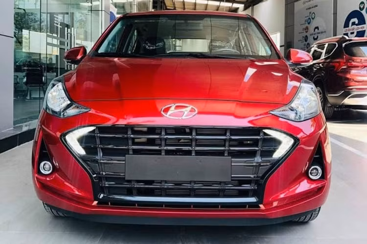 Hyundai Grand i10 2021 thuộc thế hệ thứ 3, trong khi bản đang bán tại Việt Nam thuộc thế hệ thứ 2, ra mắt lần đầu tiên vào cuối năm 2013. Sau gần 7 năm, đây là thời điểm hợp lý để TC Motor giới thiệu phiên bản mới, trong bối cảnh Grand i10 đã mất vị trí dẫn đầu phân khúc vào tay VinFast Fadil. Trong 6 tháng đầu năm, Grand i10 chỉ đạt mức tiêu thụ 6.347 xe, thấp hơn đáng kể so với thành tích 10.127 xe của VinFast Fadil.