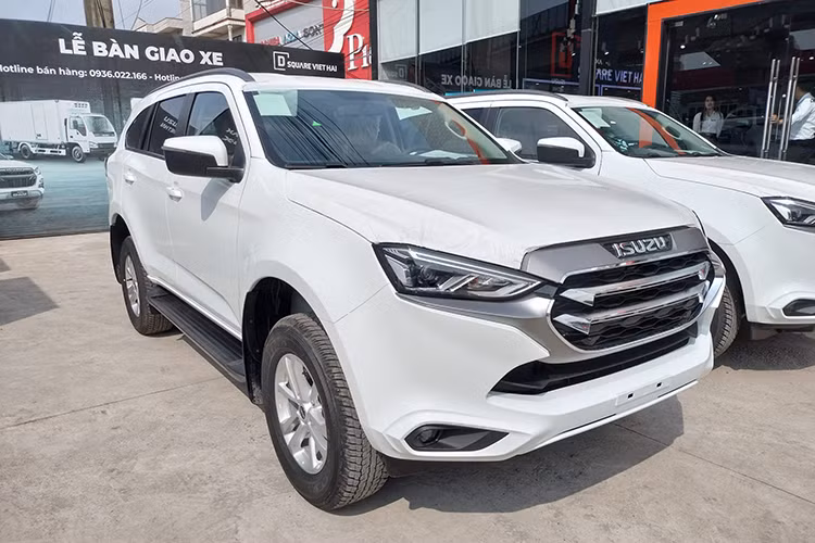 Isuzu Mu-X là mẫu xe "ế trường kỳ" tại Việt Nam, tháng 1/2024 vừa qua ghi nhận 19 xe bán ra, giảm so với tháng trước (42 xe). Tổng cộng trong năm 2023, đã bán được 236 xe. Giá bán của Isuzu Mu-X dao động từ 779 triệu đến 990 triệu đồng.