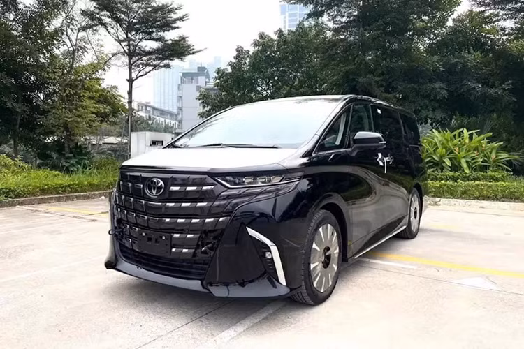 Toyota Alphard xếp thứ 3 với 6 xe bán ra, giảm 15 xe so với lượng xe bán được trong tháng 12/2023. Tại Việt Nam, Toyota Alphard khá được ưa chuộng và được gọi với biệt danh "Chuyên cơ mặt đất". Do là dòng sản phẩm cao cấp của Toyota (giá dao động từ 4,370 - 4,475 tỷ đồng) nên Alphard khó tiếp cận khách hàng.
