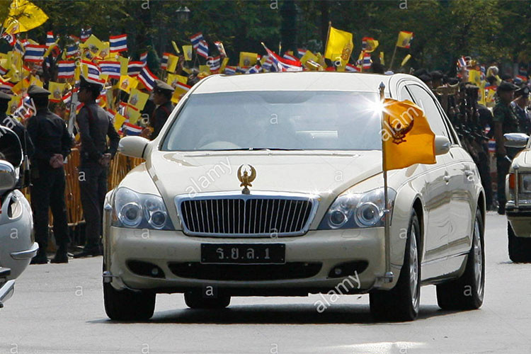 Vị vua quá cố của Hoàng gia Thái Lan Bhumibol Adulyadej rất yêu thích mẫu siêu xe sang Maybach 62 Limousine này. Xe được trang bị động cơ hiệu suất cao cùng các trang bị tiên tiến như hệ thống treo Air Matic, màn hình TV LCD, tủ lạnh... Xe có mức giá khoảng 500.000 USD.