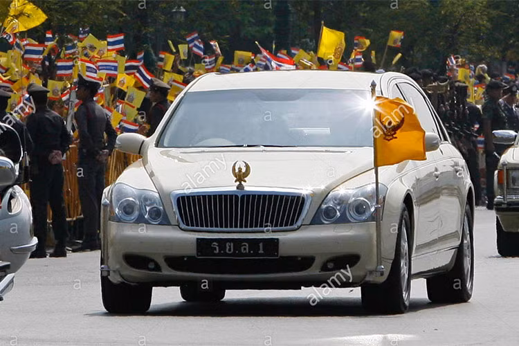 Vị vua quá cố của Hoàng gia Thái Lan Bhumibol Adulyadej rất yêu thích mẫu siêu xe sang Maybach 62 Limousine này. Xe được trang bị động cơ hiệu suất cao cùng các trang bị tiên tiến như hệ thống treo Air Matic, màn hình TV LCD, tủ lạnh... Xe có mức giá khoảng 500.000 USD.