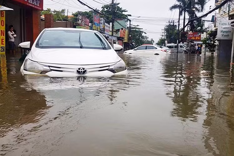 Một chiếc xe Toyota bị chìm nghỉm trong nước. Hiện các địa phương khu vực chịu ảnh hưởng của bão bão số 9 vẫn đang tiếp tục thực hiện thống kê, tổng hợp thiệt hại và báo cáo theo quy định.