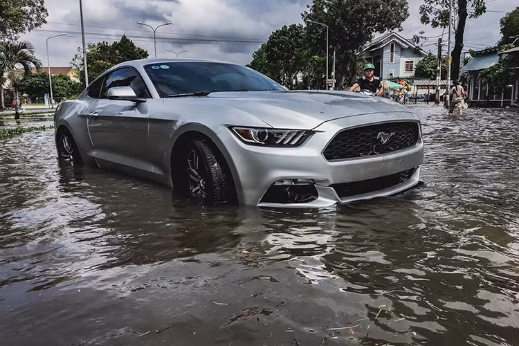 Đáng chú ý, trên mạng xã hội có xuất hiện hình ảnh một chiếc xe thể thao tiền tỷ Ford Mustang chết máy, nằm bất lực trước dòng nước lũ đen ngòm. Được biết, hình ảnh này được chụp tại khu dân cư đô thị Vĩnh Lộc, quận Bình Tân, TP HCM.