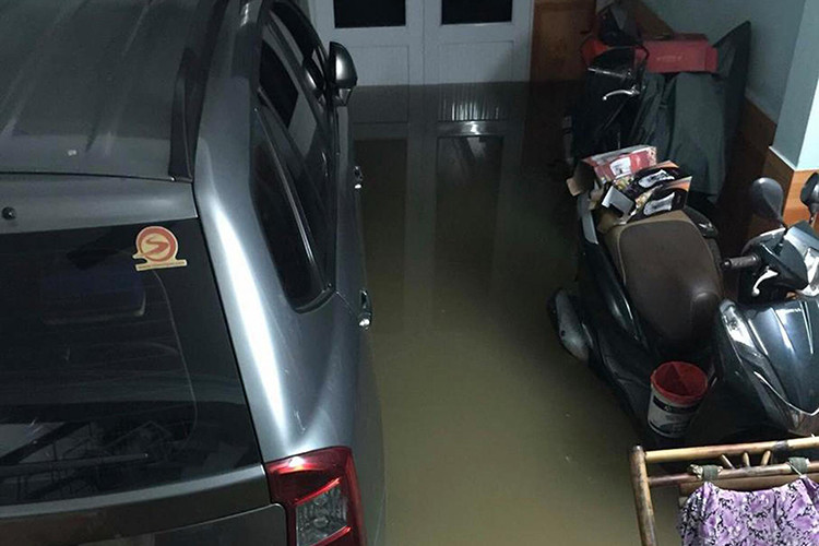 Không chỉ ngoài đường, một số khu vực dân cư cũng bị nước ngập vào tận trong nhà, một số khu vực nước ngập cao cũng sẽ khiến cho ôtô và xe máy hư hỏng nhiều chi tiết.