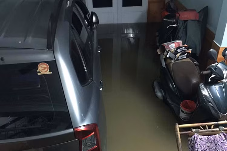 Không chỉ ngoài đường, một số khu vực dân cư cũng bị nước ngập vào tận trong nhà, một số khu vực nước ngập cao cũng sẽ khiến cho ôtô và xe máy hư hỏng nhiều chi tiết.