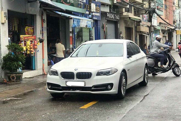 Không bị ảnh hưởng sau bão, nhưng chiếc xe sang BMW 5-Series này lại bị kẻ gian lợi dụng cơn giận dữ của mẹ thiên nhiên để vặt gương.
