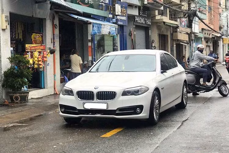 Không bị ảnh hưởng sau bão, nhưng chiếc xe sang BMW 5-Series này lại bị kẻ gian lợi dụng cơn giận dữ của mẹ thiên nhiên để vặt gương.